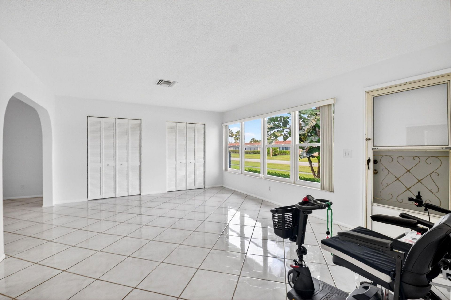 2886 E Fernley Dr Drive E, Unit 9, West Palm Beach, FL 33415 Photo