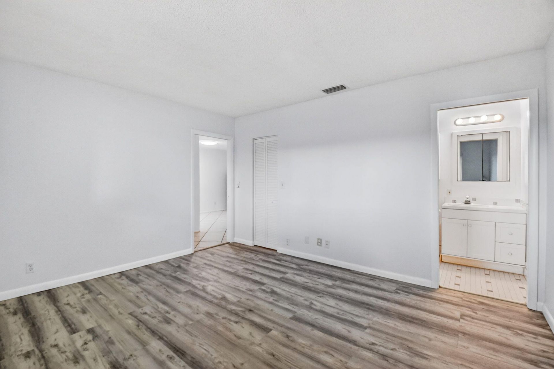 2886 E Fernley Dr Drive E, Unit 9, West Palm Beach, FL 33415 Photo