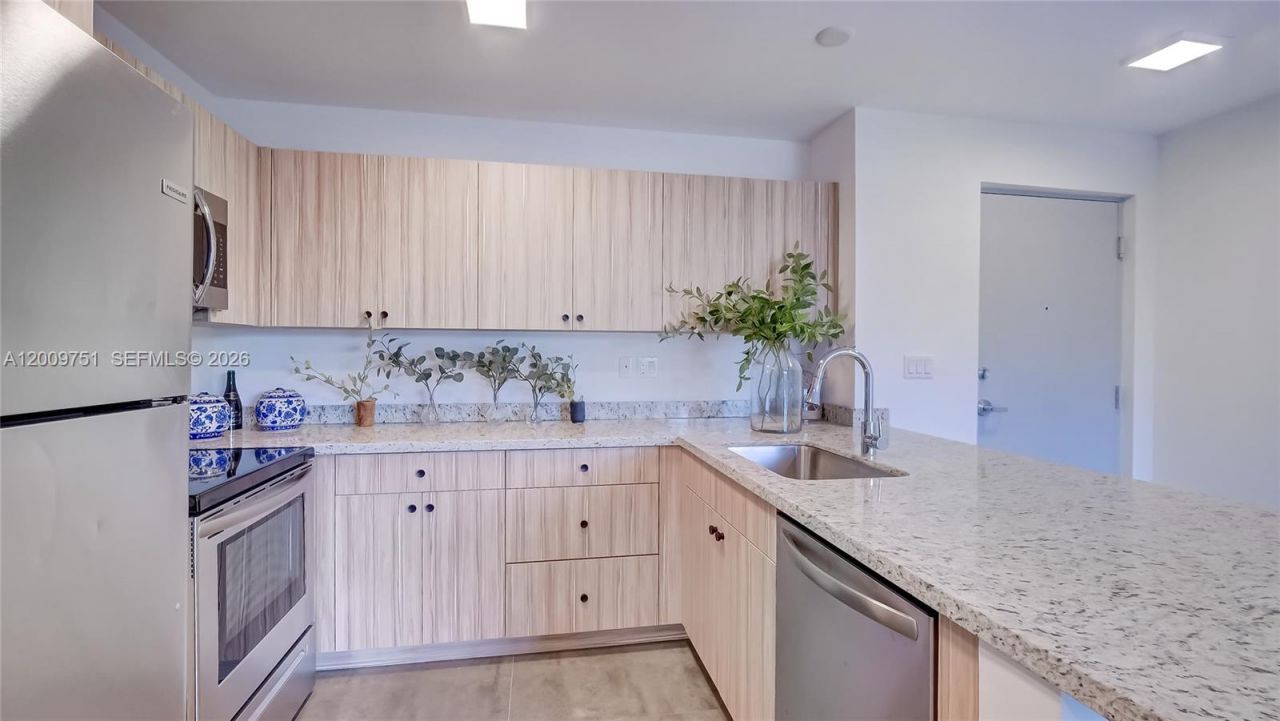2010 SW 25th Ter, Unit 404, Miami, FL 33133 Photo