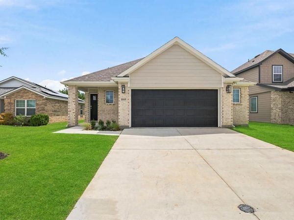 8009 Charlestown Lane, Fort Worth, TX 76140