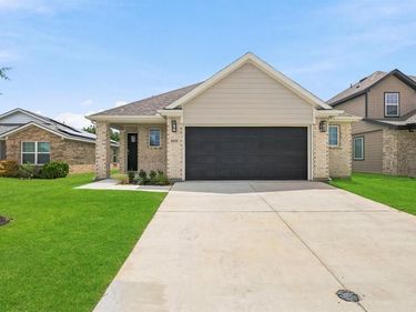 8009 Charlestown Lane, Fort Worth, TX 76140
