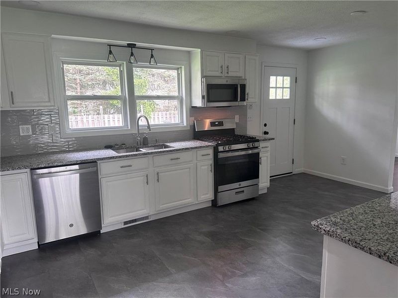 8815 King Graves Road NE, Warren, OH 44484 Photo 3