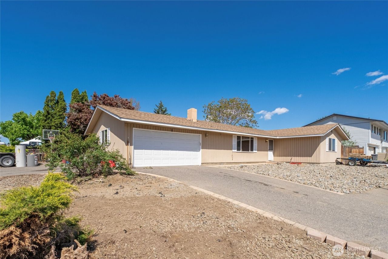 1121 Jean St Se, East Wenatchee, WA 98802 Main Photo