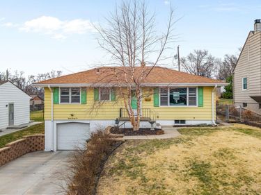 8022 Valley Street , Omaha, NE 68124