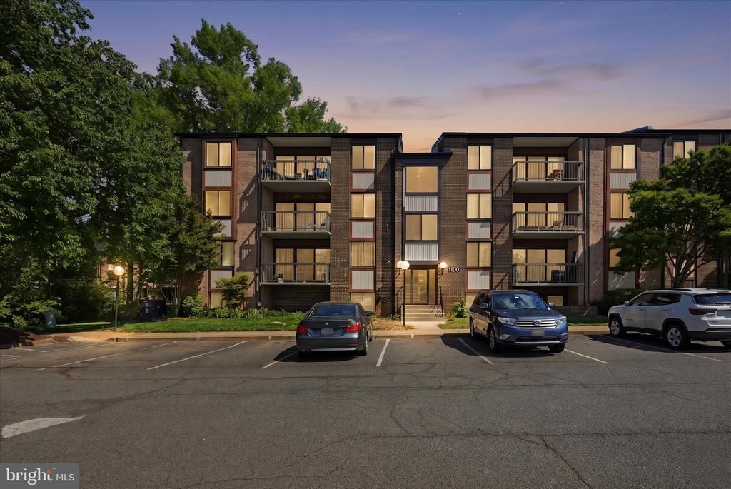 9730 Kingsbridge Drive, Unit 303, Fairfax, VA 22031 Main Photo