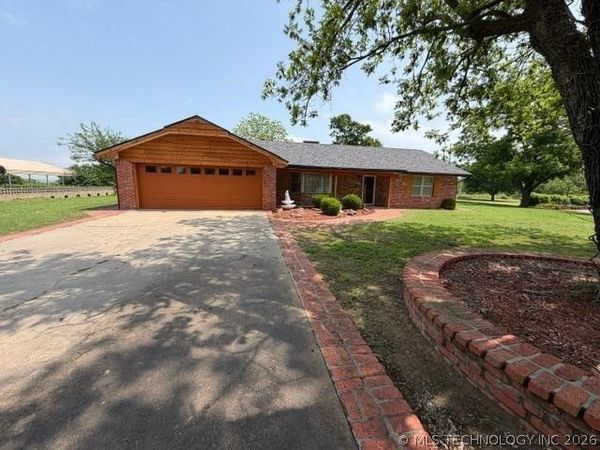 202 Sooner , Holdenville, OK 74848