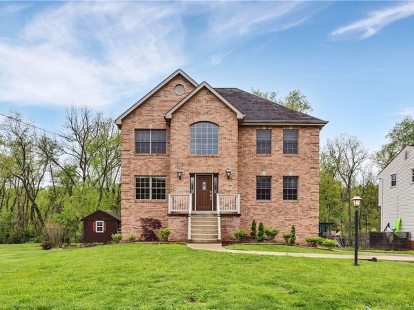 699 Surfside Dr, Pittsburgh, PA 15239