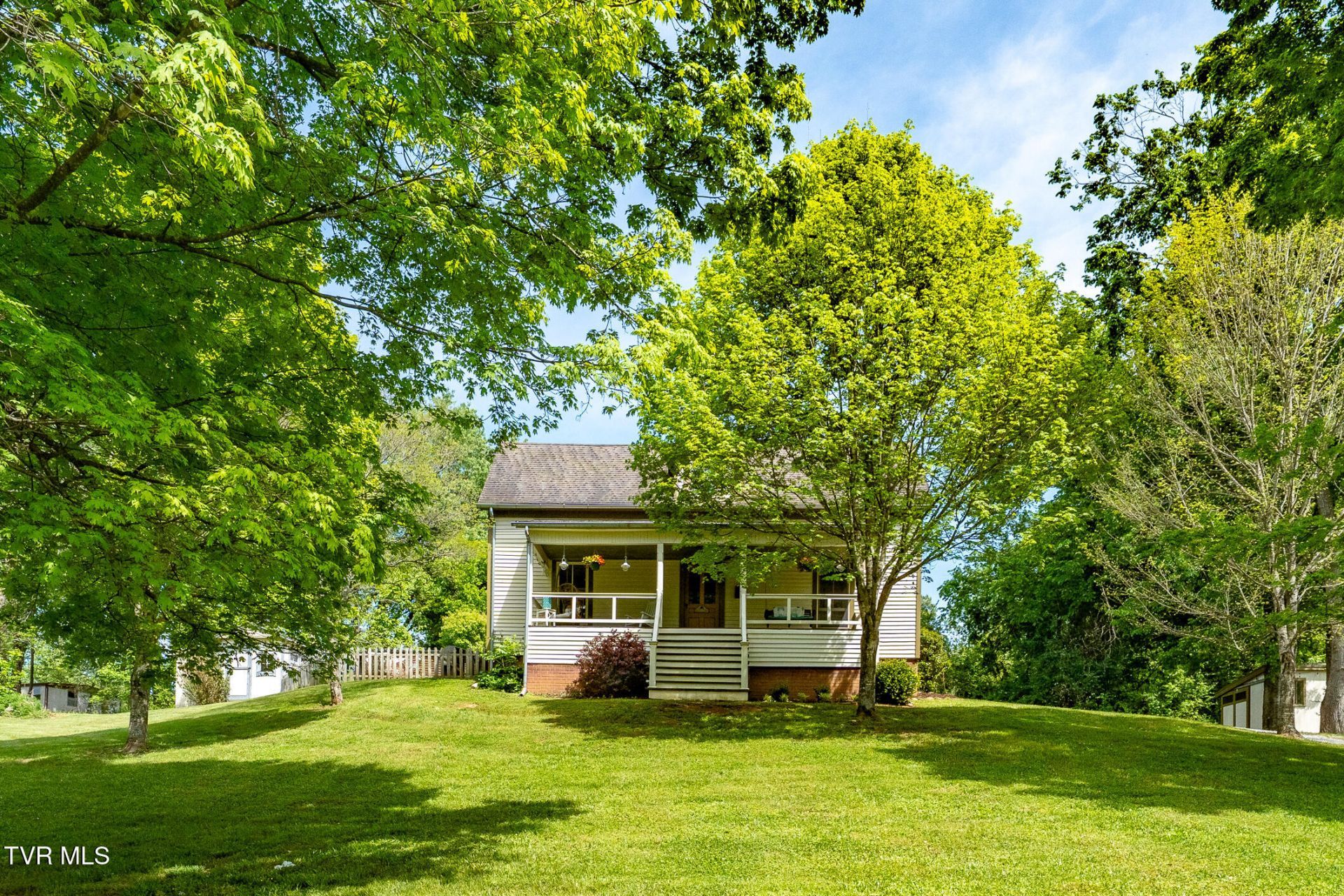 985 Chuckey Pike, Chuckey, TN 37641 Main Photo