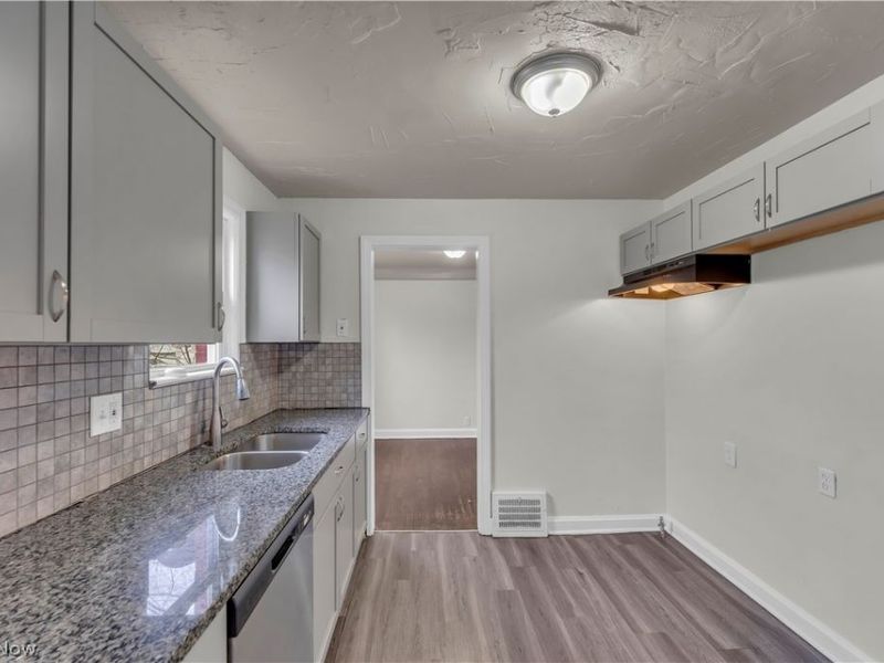 21206 Hillgrove Avenue , Maple Heights, OH 44137 Photo 9