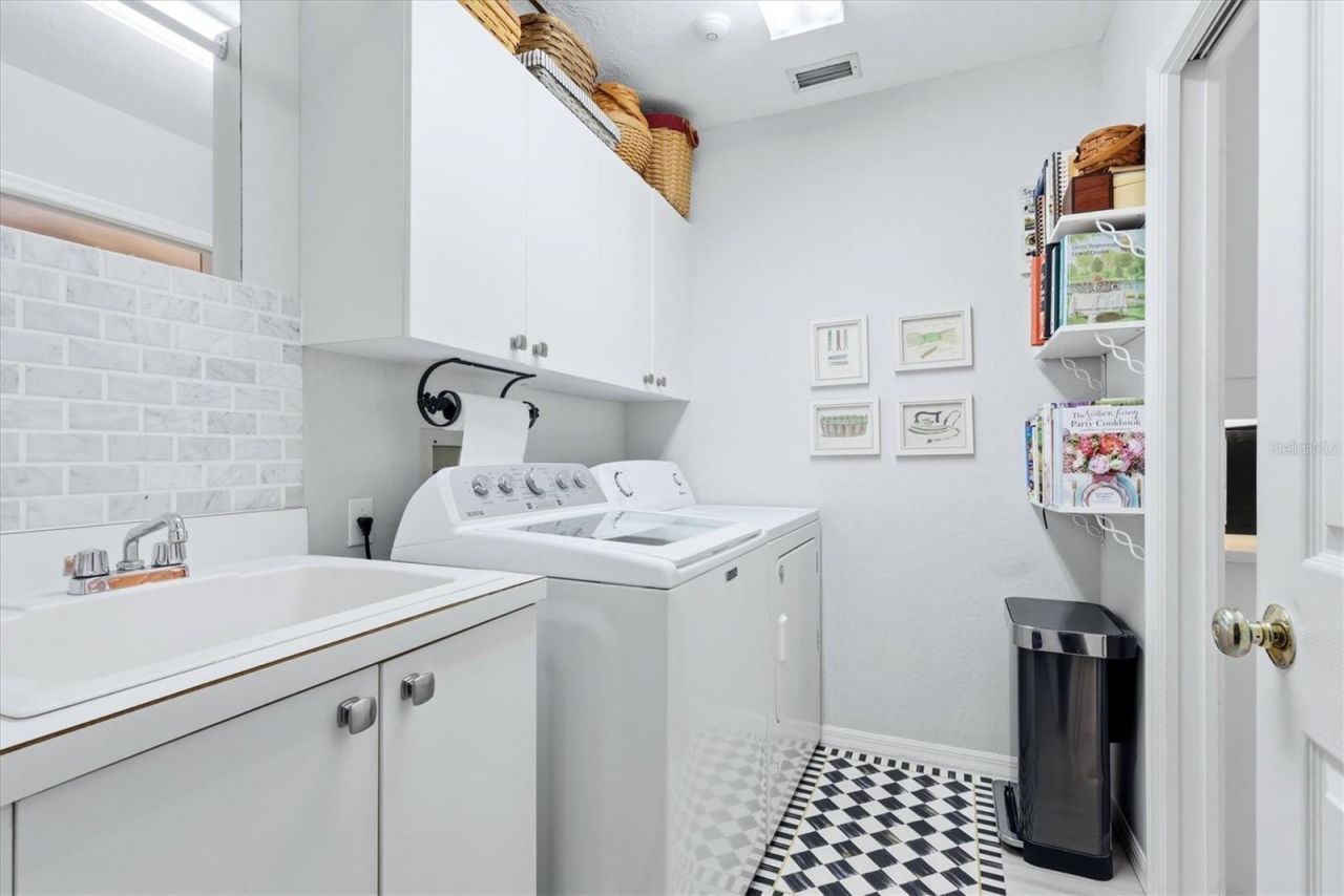 8025 Hampton Court, University Park, FL 34201 Photo