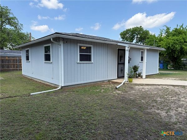 412 E Walnut Street , Seguin, TX 78155