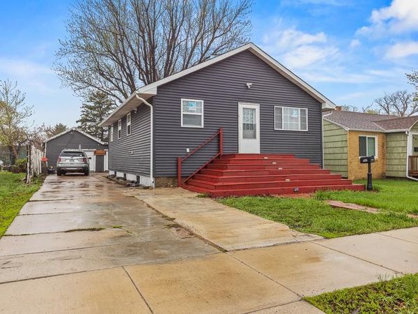 905 W Main Street , Marshall, MN 56258