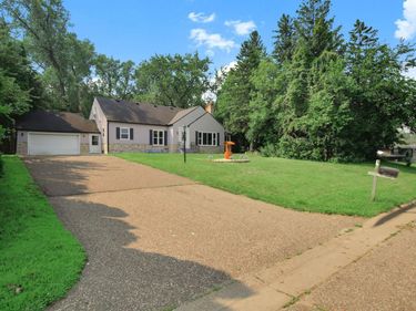 770 Viking Drive E, Maplewood, MN 55117