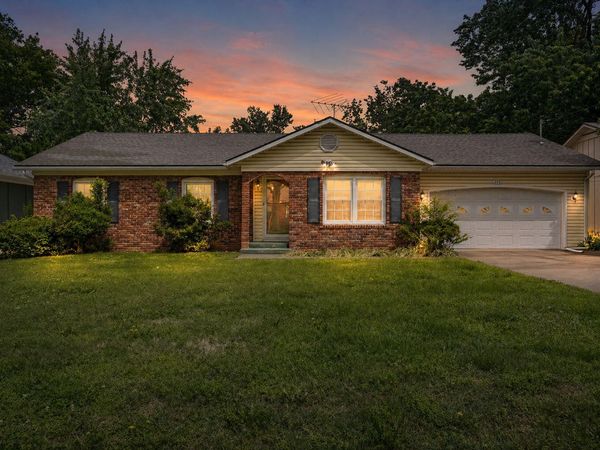 215 E Crestview Street , Springfield, MO 65807