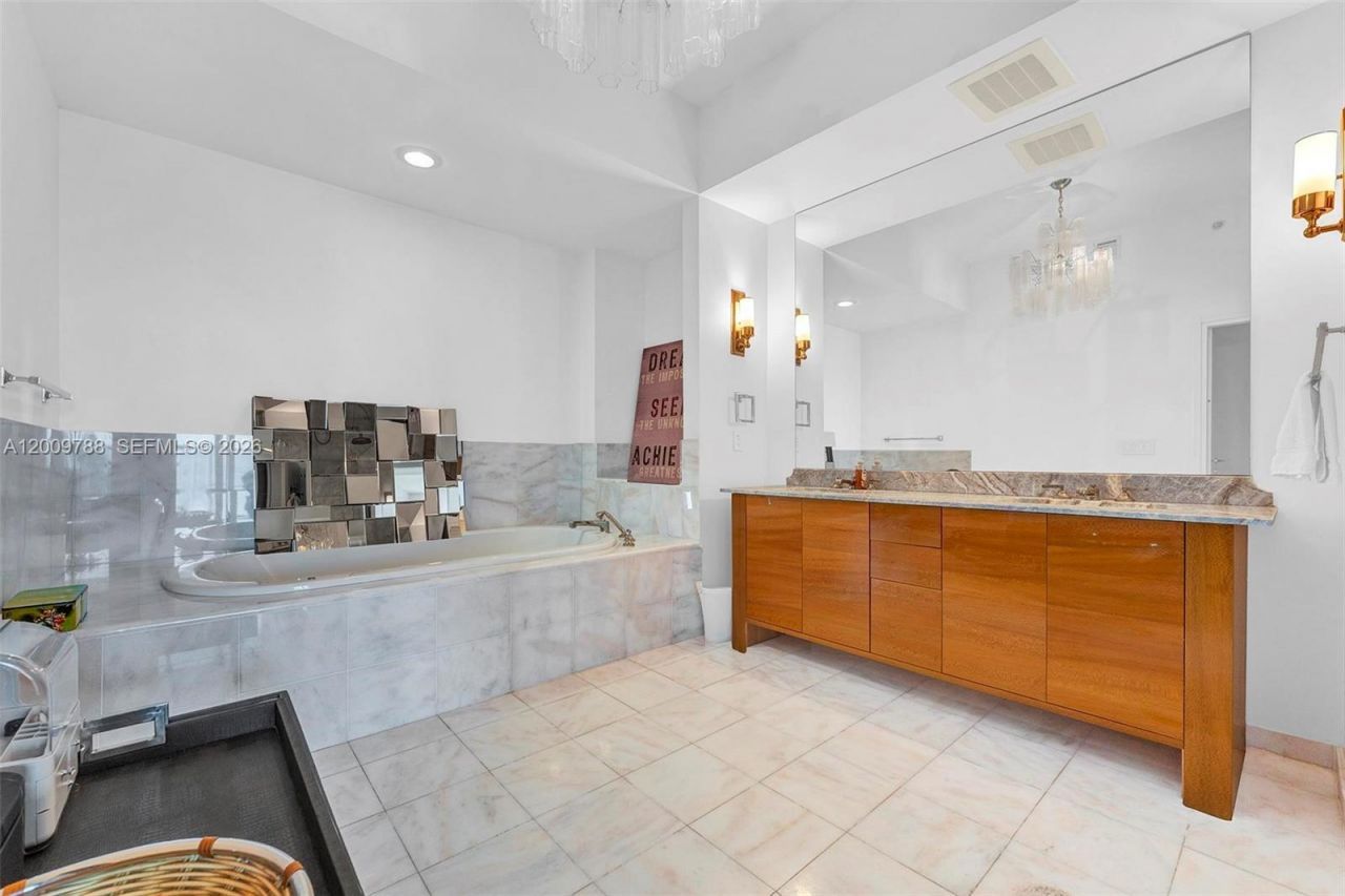 50 S Pointe Dr , Unit 2102, Miami Beach, FL 33139 Photo