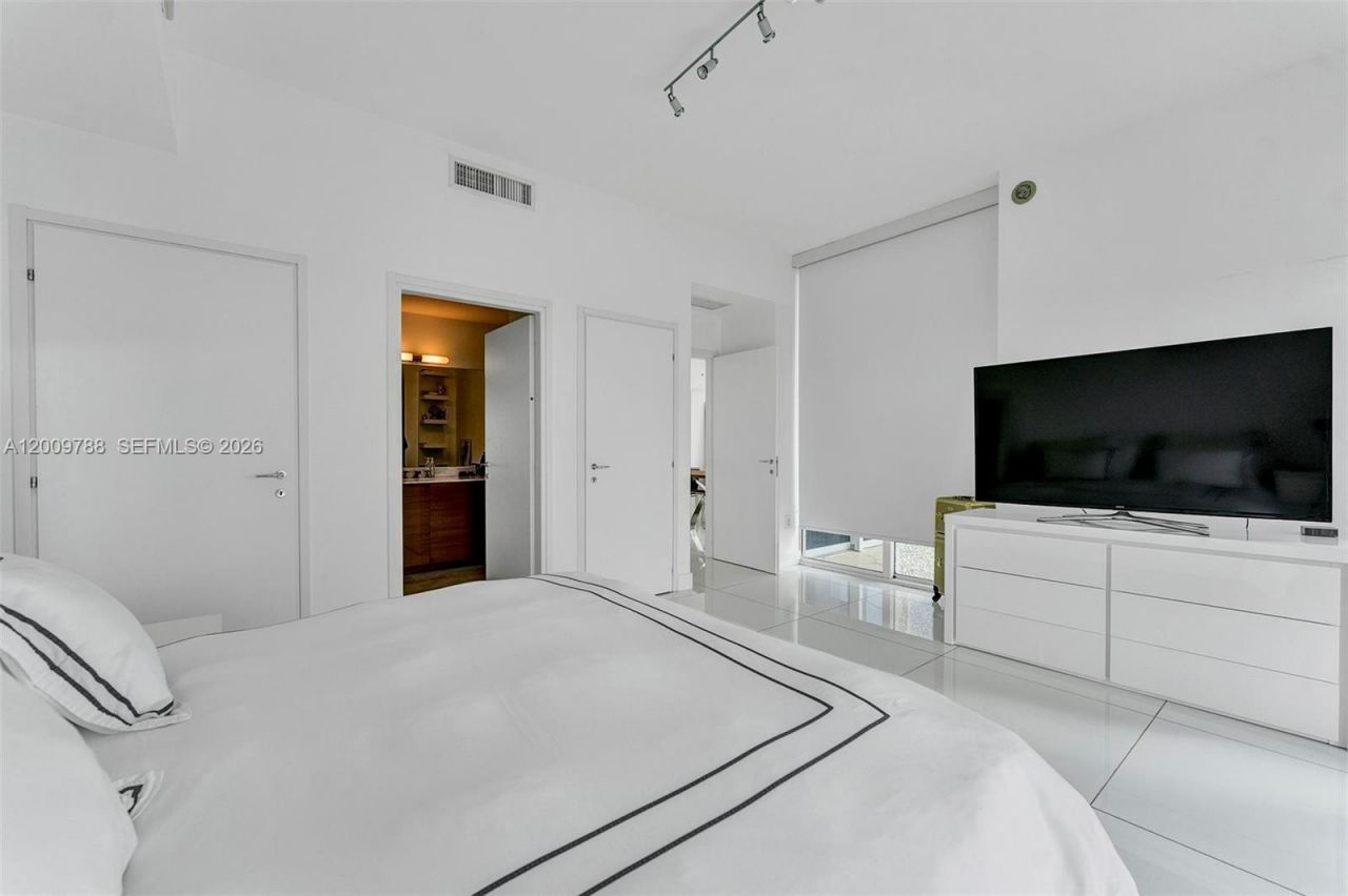 50 S Pointe Dr , Unit 2102, Miami Beach, FL 33139 Photo