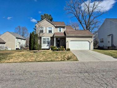 403 NEWTON Court, Lake Orion Vlg, MI 48362