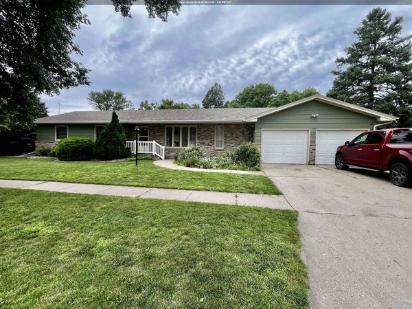 309 S Franklin St, Elk Point, SD 57025