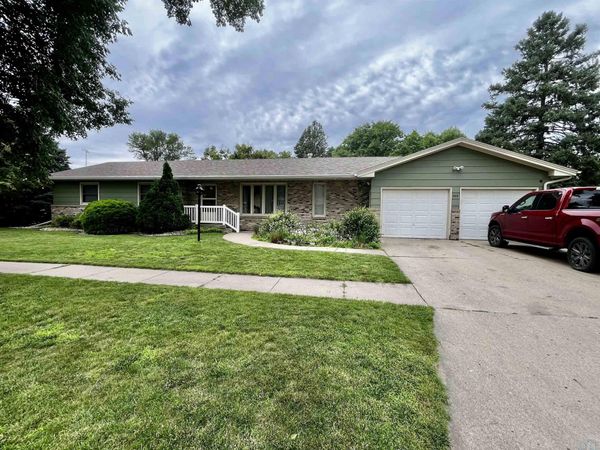 309 S Franklin St, Elk Point, SD 57025