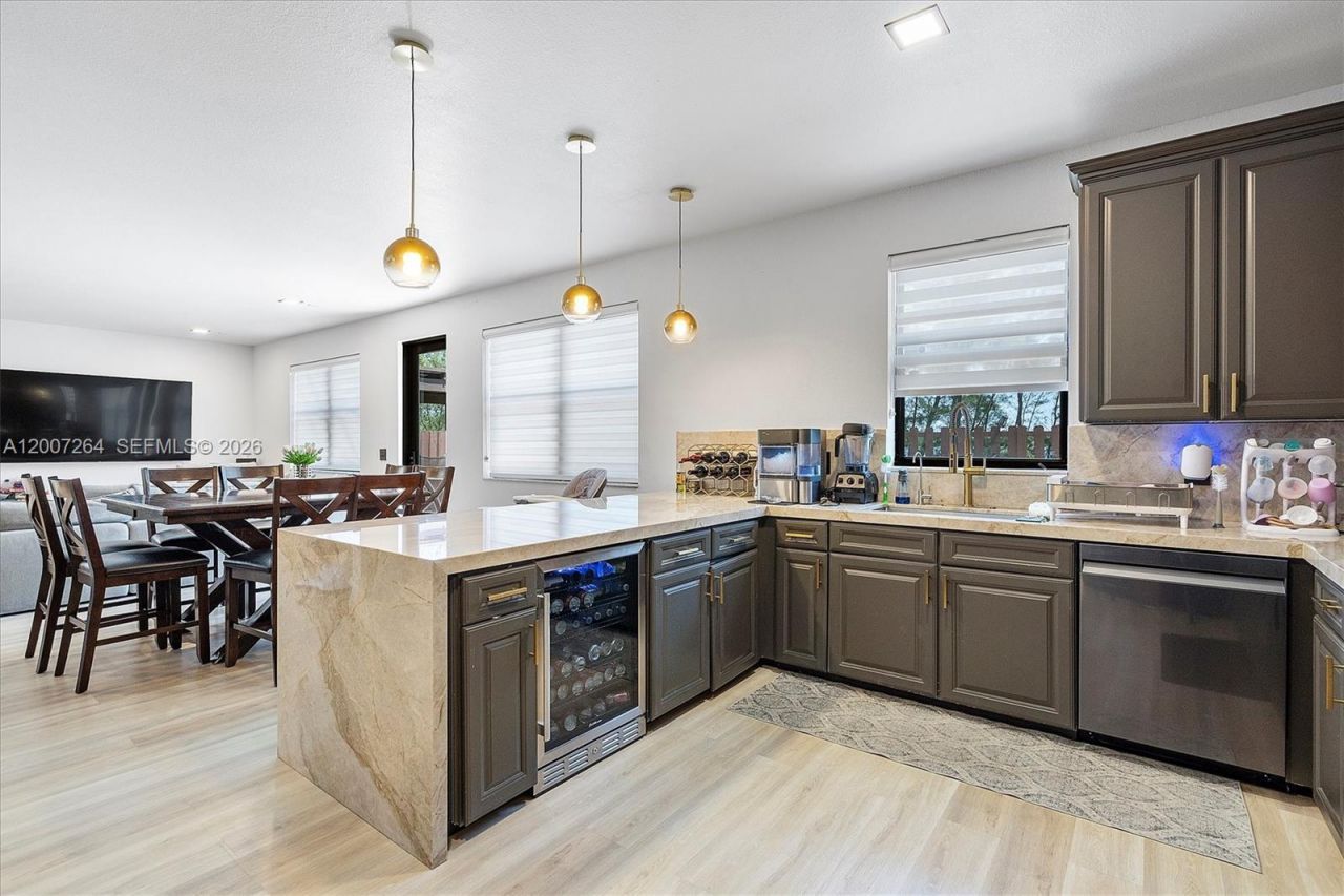 9830 NW 86 Ter, Doral, FL 33178 Photo