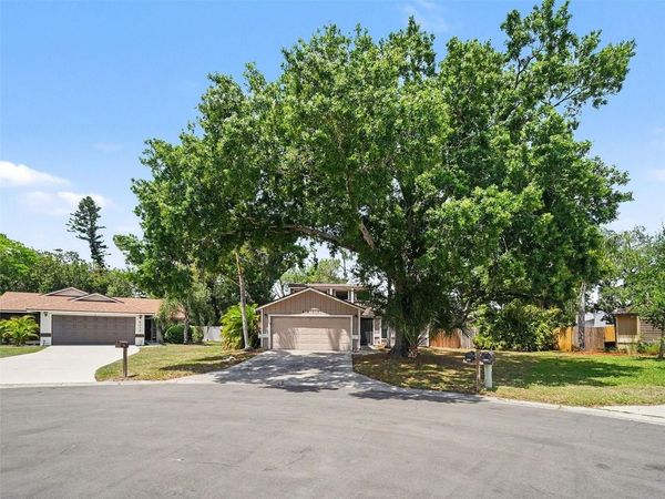 8211 COUNTRY OAKS COURT , SARASOTA, FL 34243