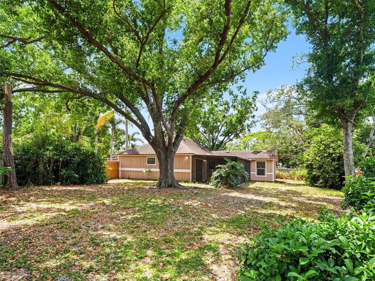 8211 Country Oaks Court, Sarasota, FL 34243 Photo