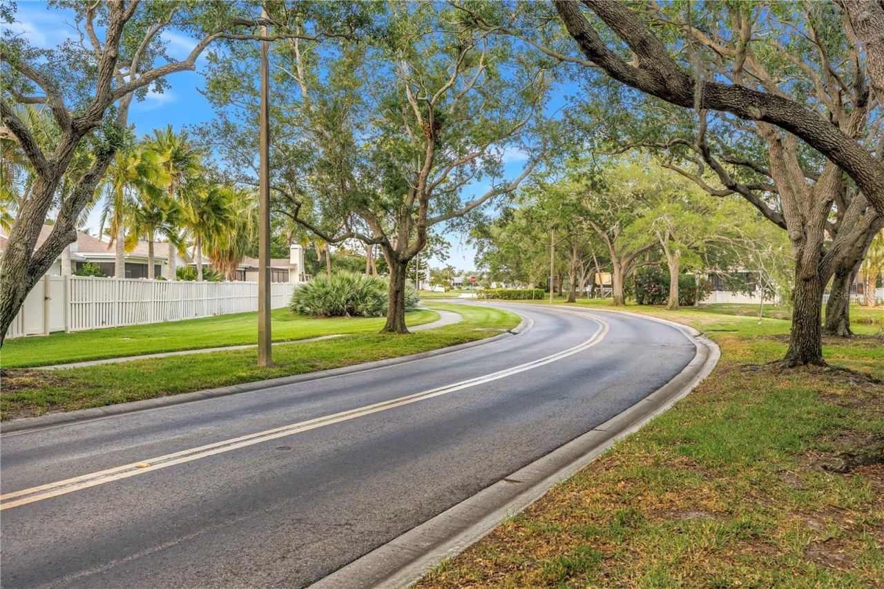 1092 Sanabel Court Ne, Saint Petersburg, FL 33702 Photo