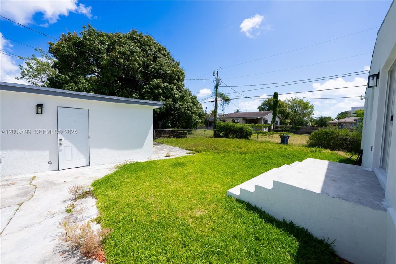 1221 NW 75th St, Miami, FL 33147 Photo