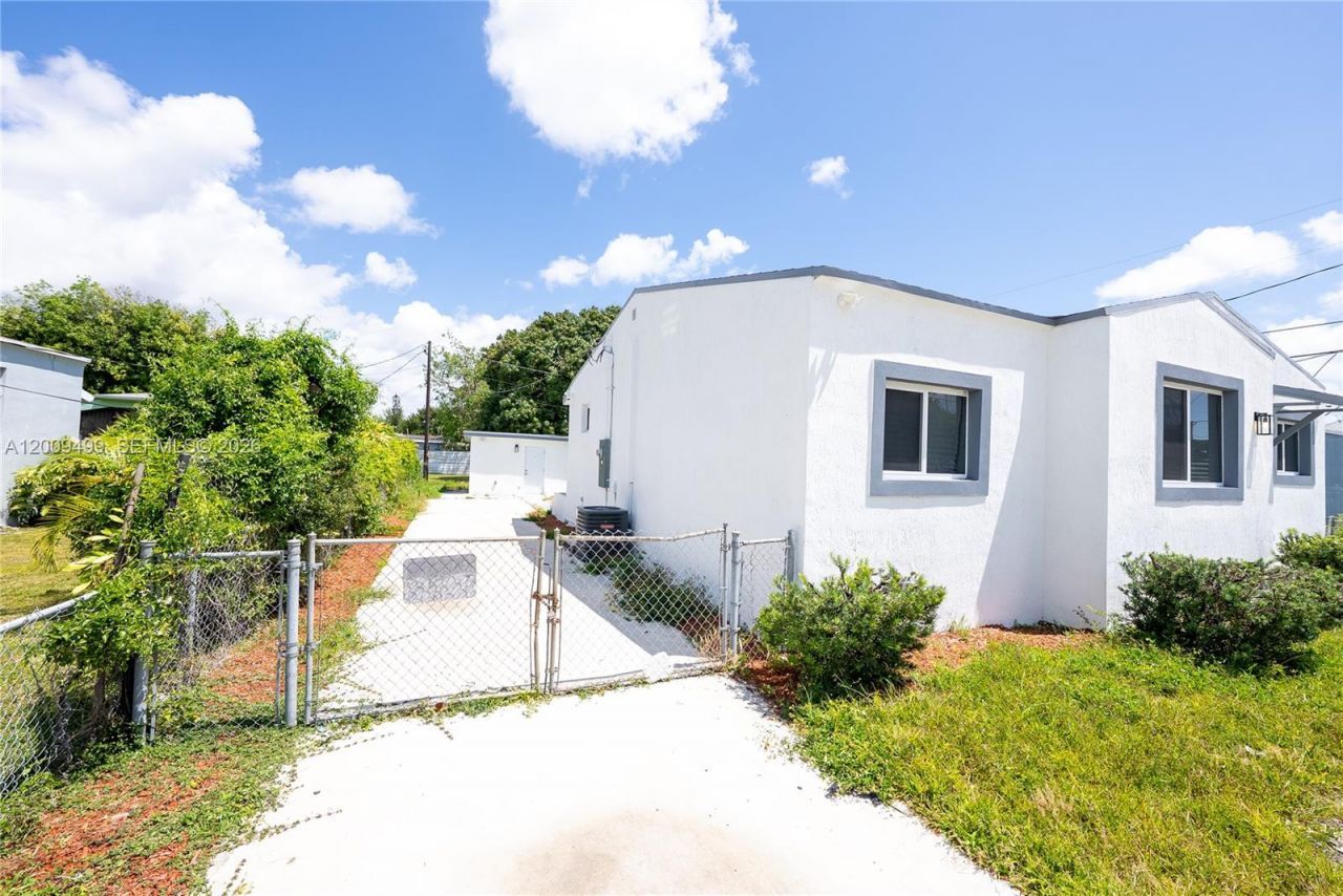 1221 NW 75th St, Miami, FL 33147 Photo