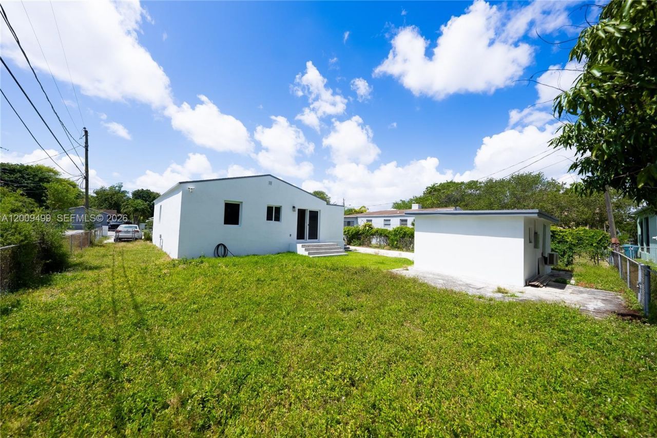 1221 NW 75th St, Miami, FL 33147 Photo