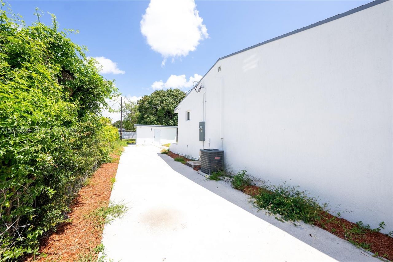 1221 NW 75th St, Miami, FL 33147 Photo