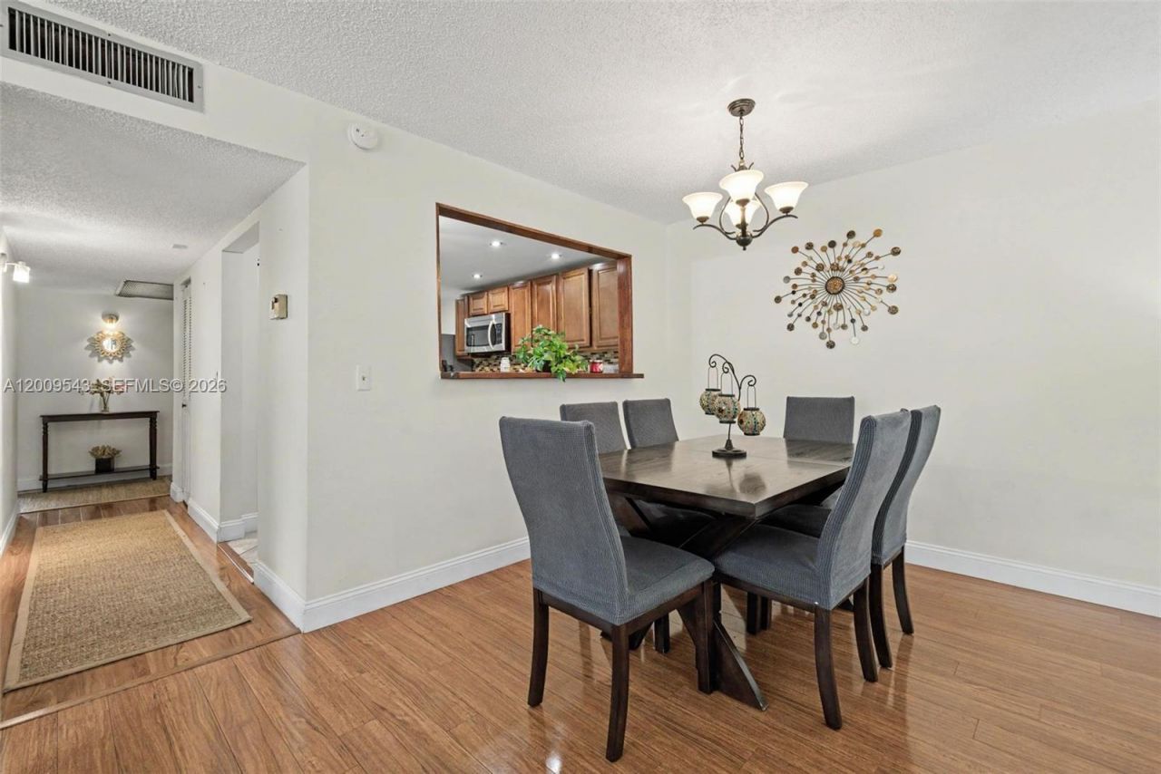 9340 Lagoon Pl , Unit 110, Davie, FL 33324 Photo