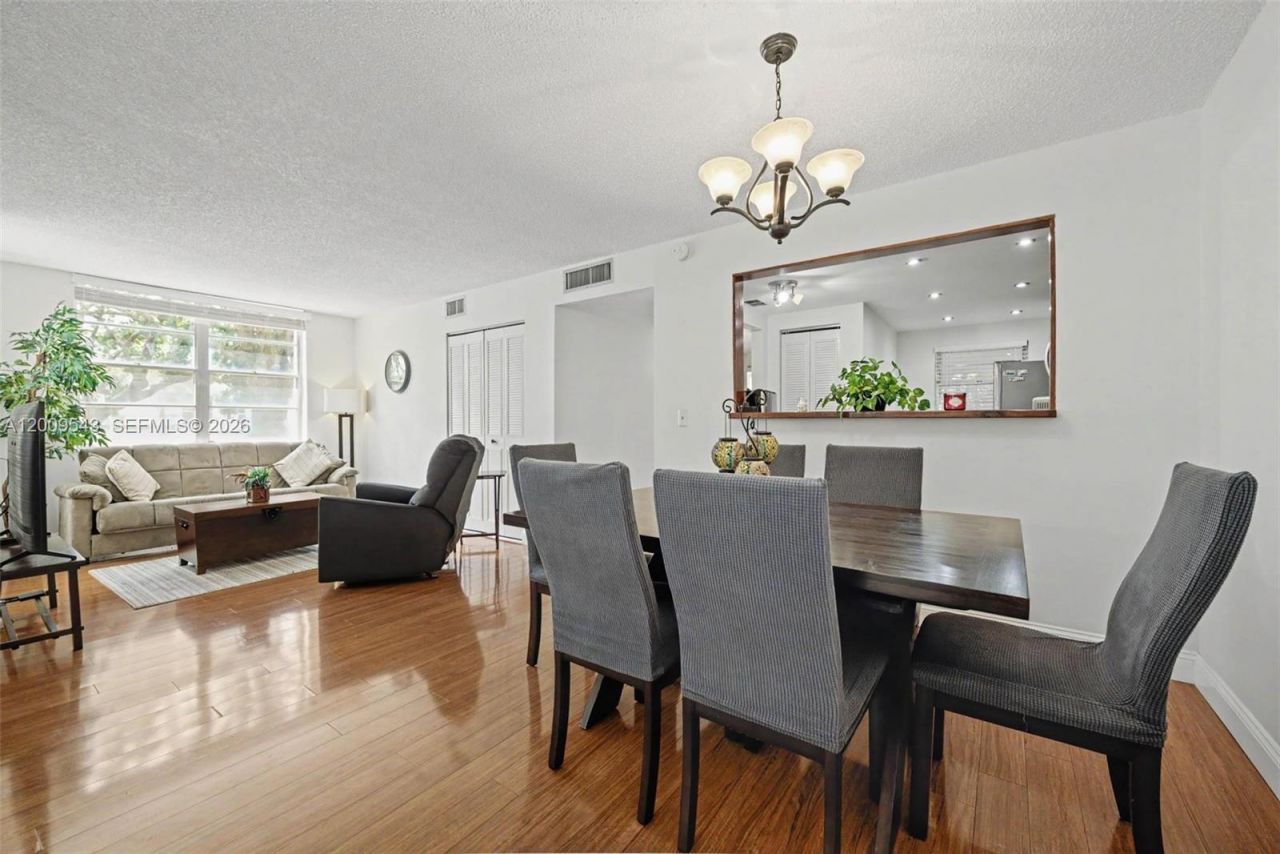 9340 Lagoon Pl , Unit 110, Davie, FL 33324 Photo