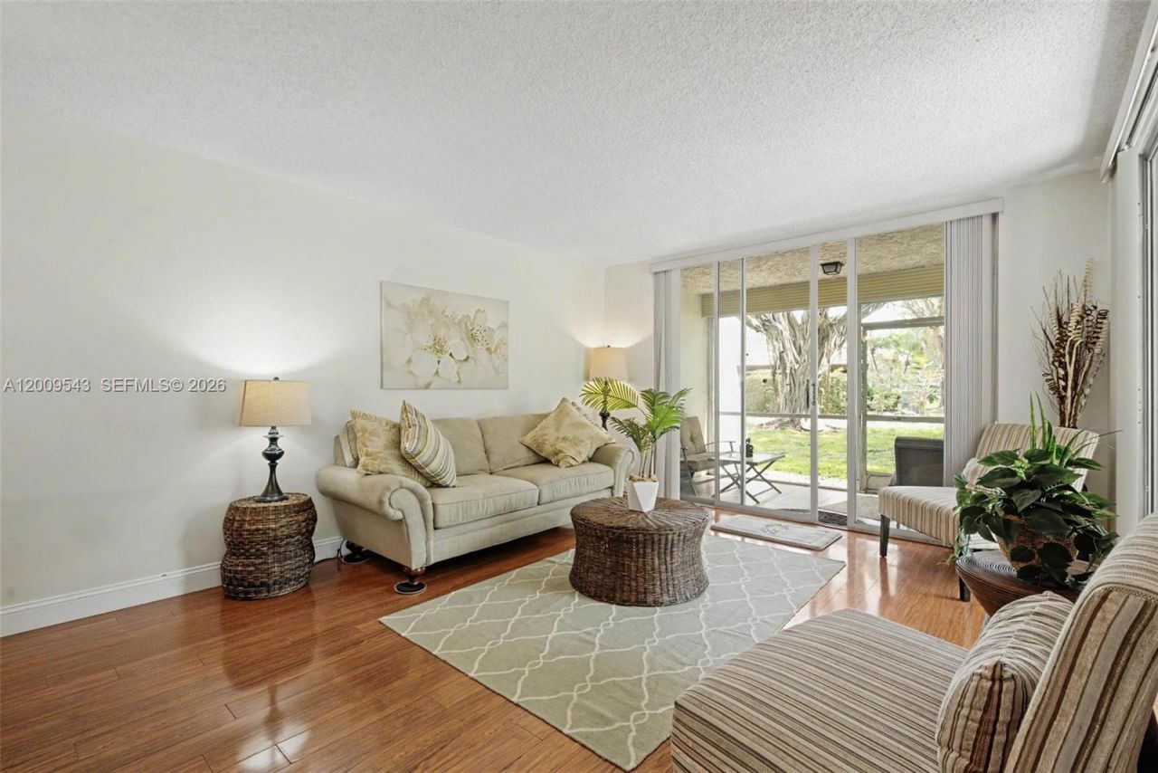 9340 Lagoon Pl , Unit 110, Davie, FL 33324 Photo