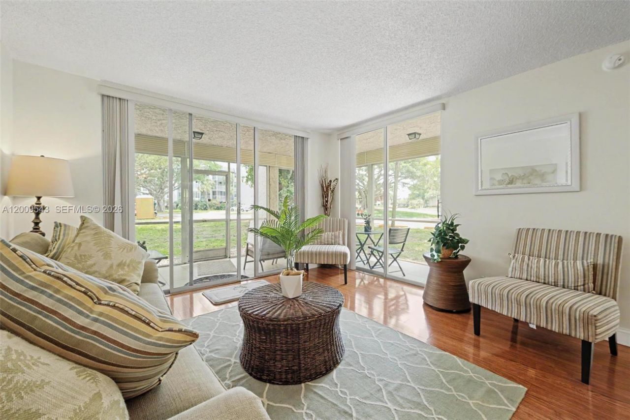 9340 Lagoon Pl , Unit 110, Davie, FL 33324 Photo