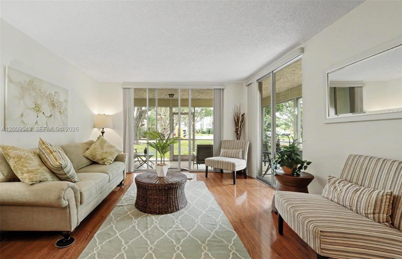 9340 Lagoon Pl , Unit 110, Davie, FL 33324 Photo