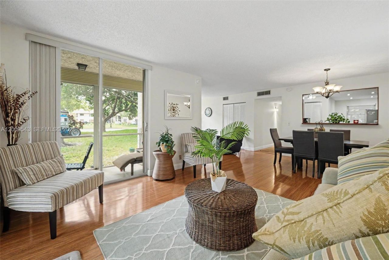 9340 Lagoon Pl , Unit 110, Davie, FL 33324 Photo