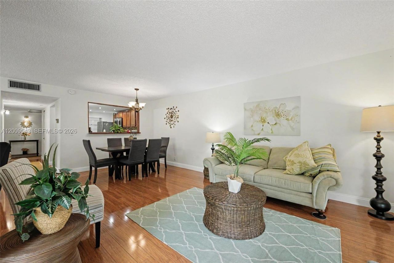 9340 Lagoon Pl , Unit 110, Davie, FL 33324 Photo