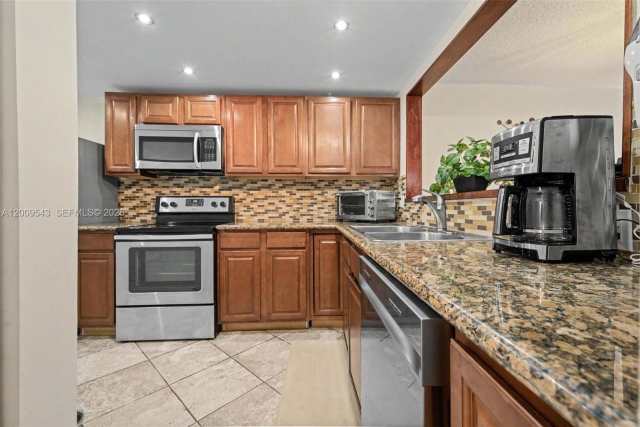 9340 Lagoon Pl , Unit 110, Davie, FL 33324 Photo