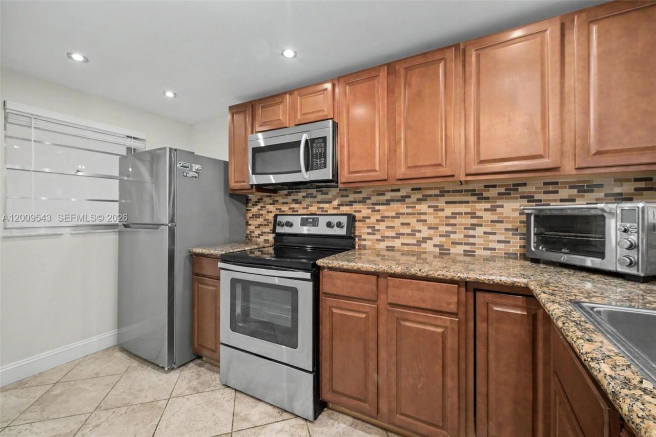 9340 Lagoon Pl , Unit 110, Davie, FL 33324 Photo