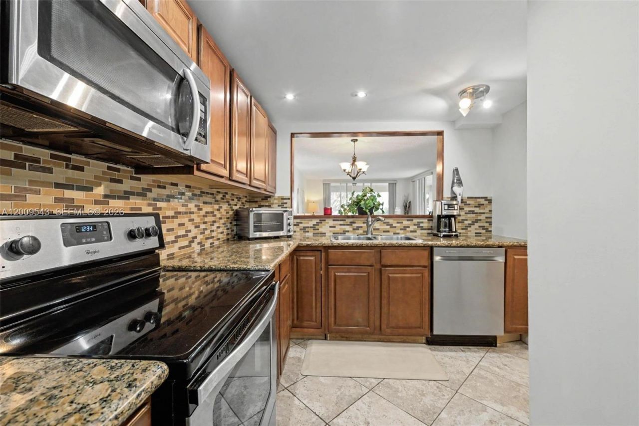 9340 Lagoon Pl , Unit 110, Davie, FL 33324 Photo
