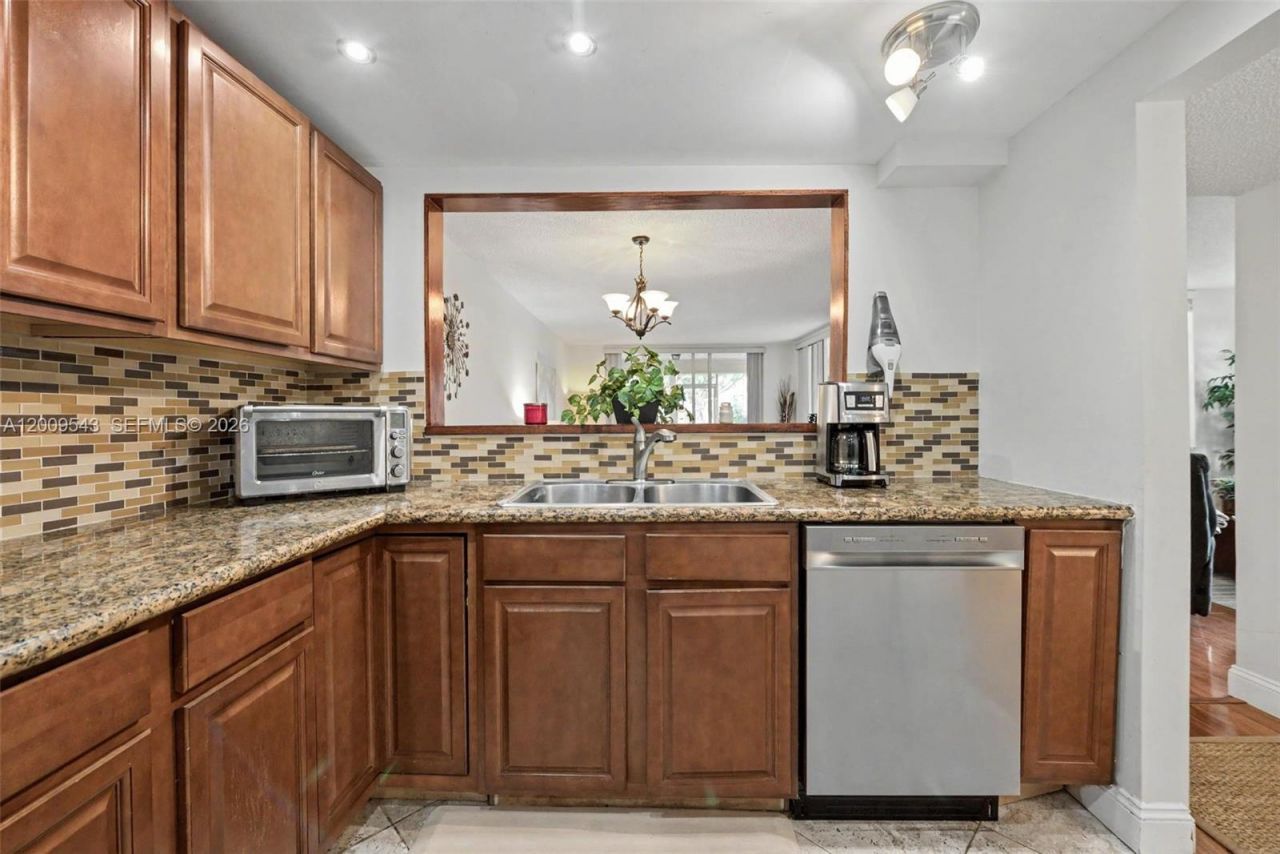 9340 Lagoon Pl , Unit 110, Davie, FL 33324 Photo