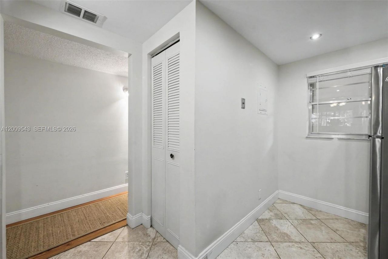 9340 Lagoon Pl , Unit 110, Davie, FL 33324 Photo
