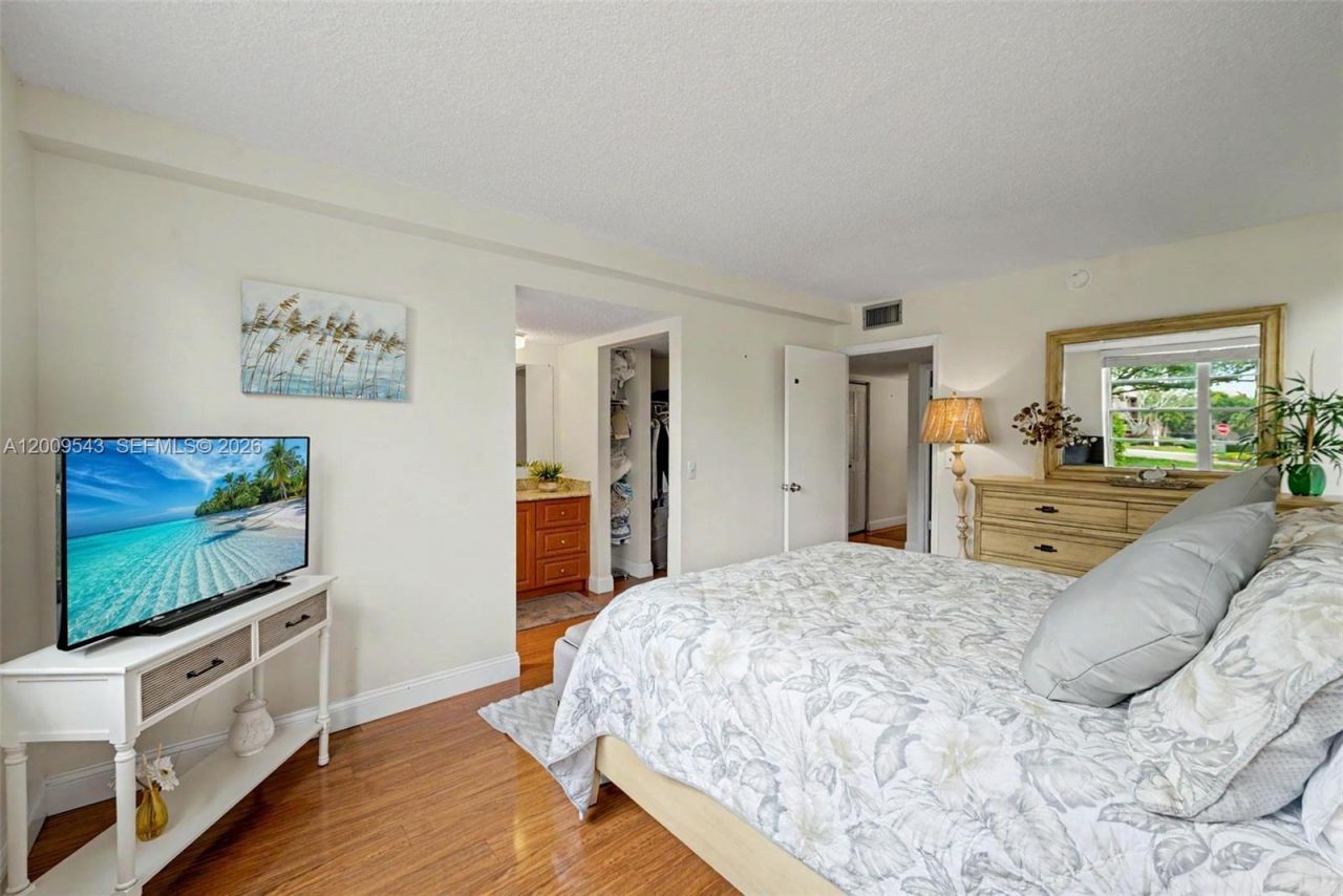 9340 Lagoon Pl , Unit 110, Davie, FL 33324 Photo