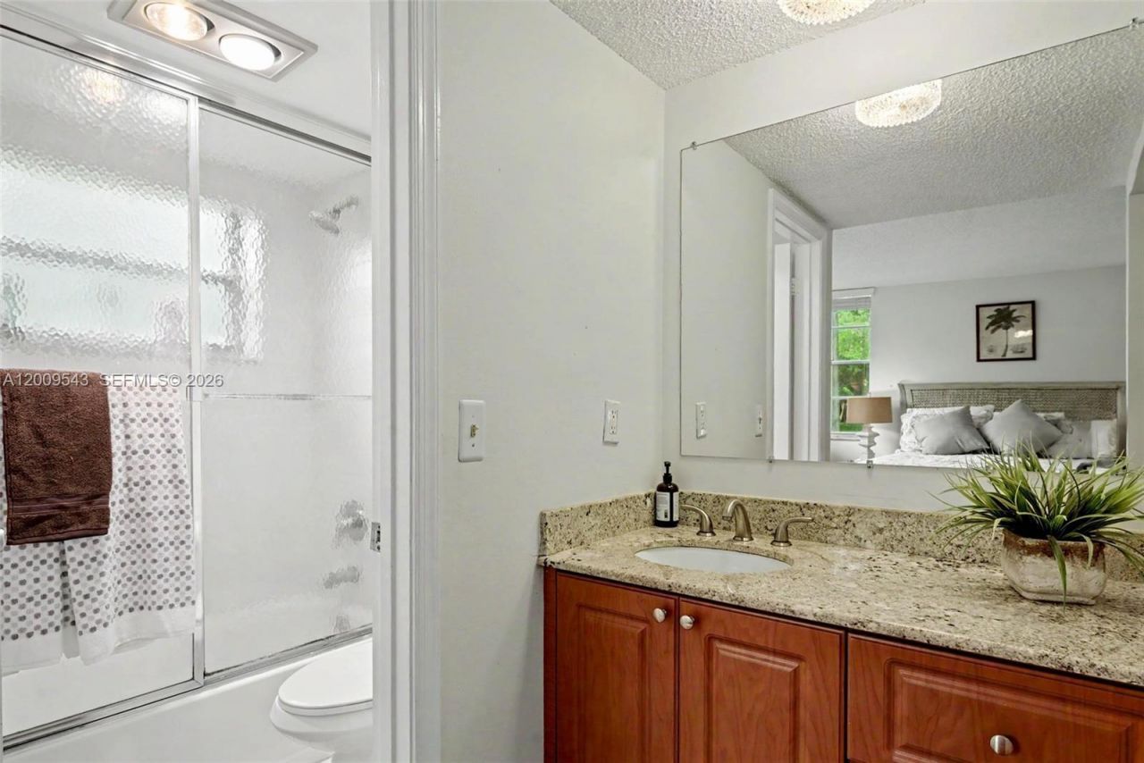 9340 Lagoon Pl , Unit 110, Davie, FL 33324 Photo