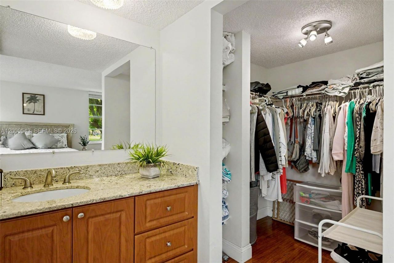 9340 Lagoon Pl , Unit 110, Davie, FL 33324 Photo