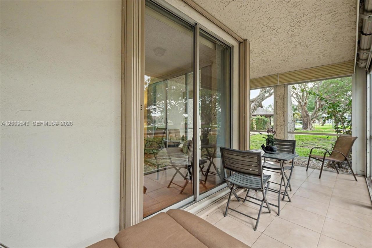 9340 Lagoon Pl , Unit 110, Davie, FL 33324 Photo