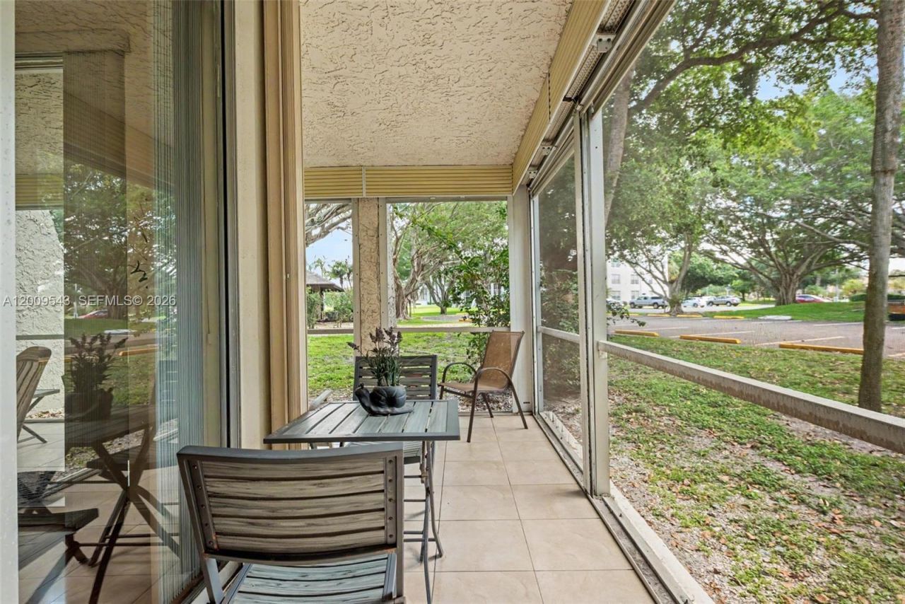 9340 Lagoon Pl , Unit 110, Davie, FL 33324 Photo