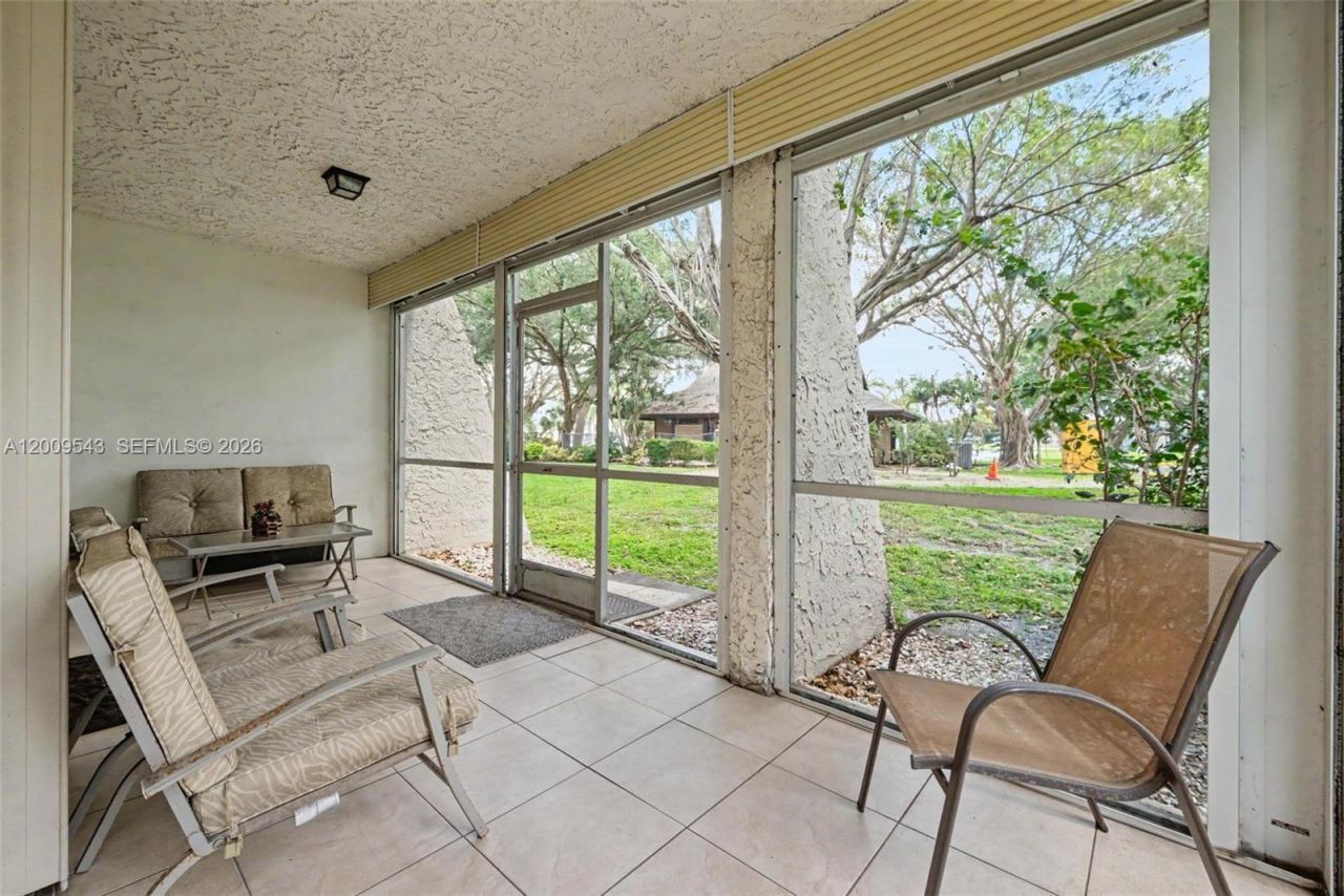 9340 Lagoon Pl , Unit 110, Davie, FL 33324 Photo