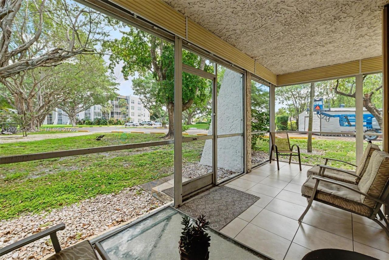 9340 Lagoon Pl , Unit 110, Davie, FL 33324 Photo